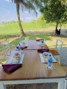 达瓦拉维Harmony Haven Eco Camp, Udawalawa的一张木桌,上面放着一碗水果和水