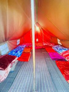 KedārnāthKedar Tent House的一个带几张床的大帐篷