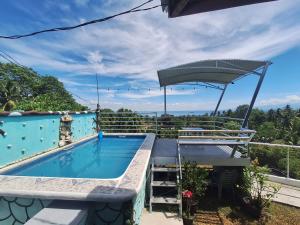 San AntonioIsland samal overlooking view house with swimming pools的房屋顶部的游泳池