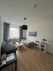 科隆Wohnung in Köln的客厅配有沙发和桌子