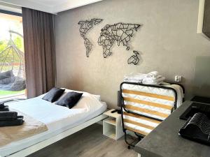 加茨比亚格拉Apartament B004 - Residence Jastrzębia Góra的卧室配有一张壁挂图床