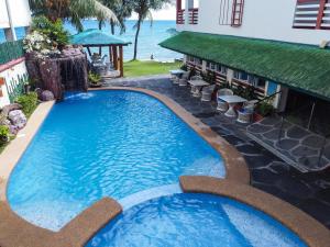 波尔多·格尼拉Badladz Staycation Condos的一座位于度假胜地前的游泳池