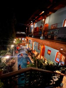格拉纳达Hotel Mirna & OCT的享有酒店游泳池的景色