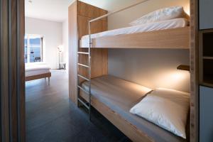 阿斯科纳Casa Moscia的双层床间 - 带两张双层床
