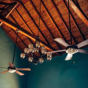 格拉纳达Hotel Mirna & OCT的悬挂在木天花板上的一组灯