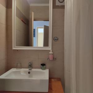 锡米阿纳斯塔西娅酒店的浴室设有白色水槽和镜子