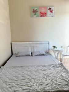 惹岛Homestay tiên tri 01的卧室配有白色的床