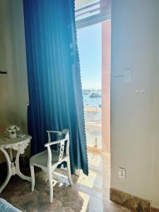 惹岛Homestay tiên tri 01的客房设有海景窗户。