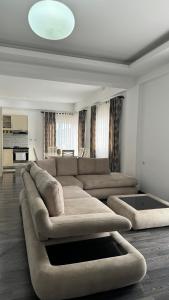 卡萨米尔Villa August Ksamil的客厅配有大沙发和桌子
