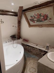 CavagnacFerme de la Dorvallière的浴室配有白色卫生间和盥洗盆。