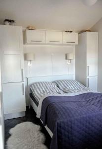 奥特鲁普Lovely Holiday Home Near Hasmark Beach的卧室配有1张床、白色橱柜和地毯。
