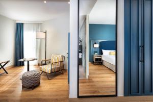 阿德耶Princess Inspire Tenerife - Adults Only的一间设有一张床的房间和一间带镜子的房间