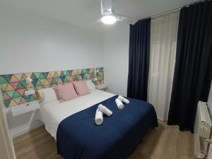 安道尔城SUITEDREAMS - Pollancre 23的一间卧室配有一张床,上面有两条毛巾