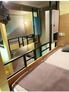 曼谷SUSU khaosan hostel的客房设有两张双层床和镜子
