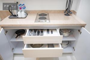 阿莱曼Prime Residence New Alamein的厨房岛配有白色的抽屉和台面