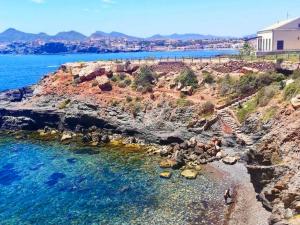 帕洛斯角Cabo de palos subida al faro的岩石海岸的空中海景