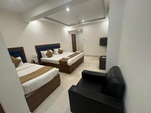 德瓦纳哈利-班加罗尔JN Guestline的酒店客房,配有两张床和椅子