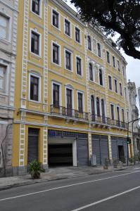 里约热内卢公园酒店的一条城市街道上的黄色大建筑
