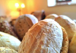 伯尔格伦德-雷特维施Küstenliebe Gartenpension & Ferienwohnungen的桌子上摆着一大堆面包