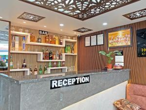 加德满都Hotel Lumbini Airport的带有阅读前台标志的酒吧