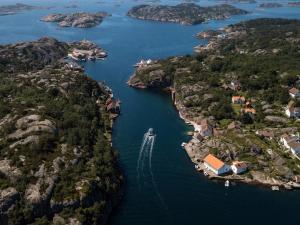 克里斯蒂安桑Lunvig - a cosy cottage in idyllic small island near Kristiansand, Søgne的河流中船只的空中景观