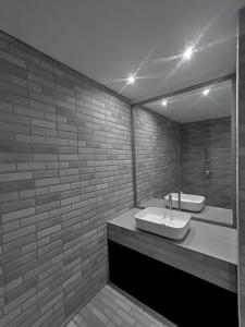 Ban Huai Sai NuaAlpine Mansion的浴室设有2个水槽和镜子