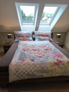雷德尼斯Ubytování U Janča的一间卧室配有一张带鲜花的大床