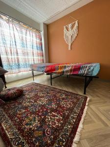 SaikiHostel UND BASE的客厅配有两张床和地毯。