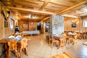 布科维纳-塔钱斯卡Willa Modra的一间带木桌和石制壁炉的用餐室