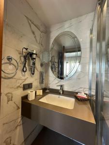 伊斯坦布尔吉汉吉尔酒店的一间带水槽和镜子的浴室