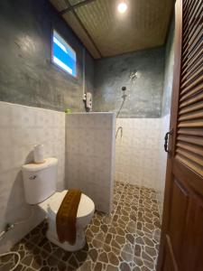 拜县拜县微笑度假村的一间带卫生间和淋浴及窗户的浴室