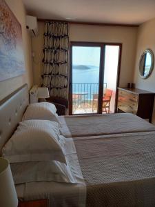 斯基亚索斯镇Poseidon villa m ammos的一间带两张床的卧室,享有海景