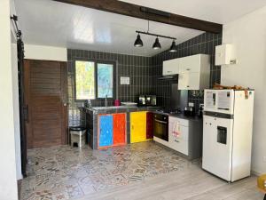 阿瓦托鲁Rangiroa Cottage的客房内的厨房配有白色冰箱冰柜