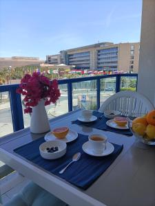 阿利坎特Alicante Mar的阳台上摆放着一碗食物的桌子