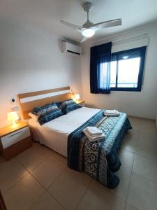 阿利坎特Alicante Mar的一间卧室设有一张大床和一个窗户。