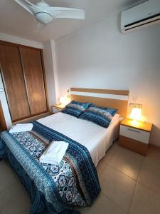 阿利坎特Alicante Mar的一间卧室配有一张大床和两个枕头