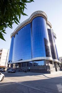 吉达ِAluya Hotel的一座带弧形屋顶的大型玻璃建筑