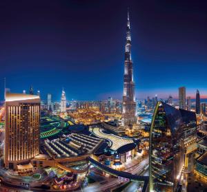迪拜Kempinski Central Avenue Dubai的一座城市,在晚上拥有世界上最高的建筑