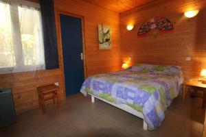 加桑Gasgol11 - Golfe de St-Tropez - Chalet dans coin de verdure的小木屋内一间卧室,配有一张床