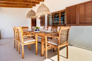 圣胡安包蒂斯塔Can Joan Durban的一间带木桌和椅子的用餐室