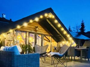 阿彭策尔Chalet - Kleines Paradies -的小屋在晚上屋顶上灯火通明