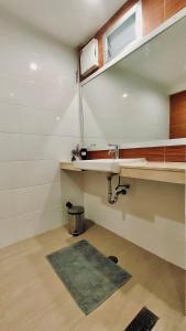 曼谷Whole 3-storey house right in the local community.的一间带水槽和镜子的浴室