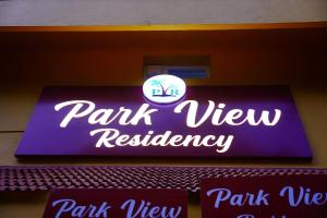蓬蒂切里Park View Residency的公园景餐厅 ⁇ 虹灯标志