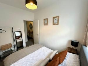 BiglisSpacious two bedroom flat in Barry的卧室配有一张床,墙上设有镜子