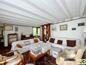 拉瓦雷特迪瓦尔Version Sud- Villa avec piscine végétal的客厅配有2张白色沙发和1张桌子