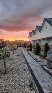 罗威Domki Scandinavia的一组房子,背景是日落