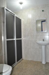 里约热内卢公园酒店的带淋浴、卫生间和盥洗盆的浴室