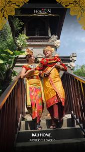 塞米亚克Horison Ultima Seminyak Bali - CHSE Certified的两个女人走下楼梯