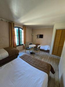 格拉斯勒斯香气酒店的酒店客房设有两张床和一张桌子。