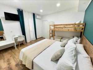 卡塔尼亚Easy Room的卧室配有一张白色大床和一张书桌